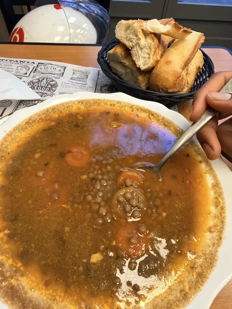 Bol de chorba, légumes et pois chiches, servie avec du pain doré.