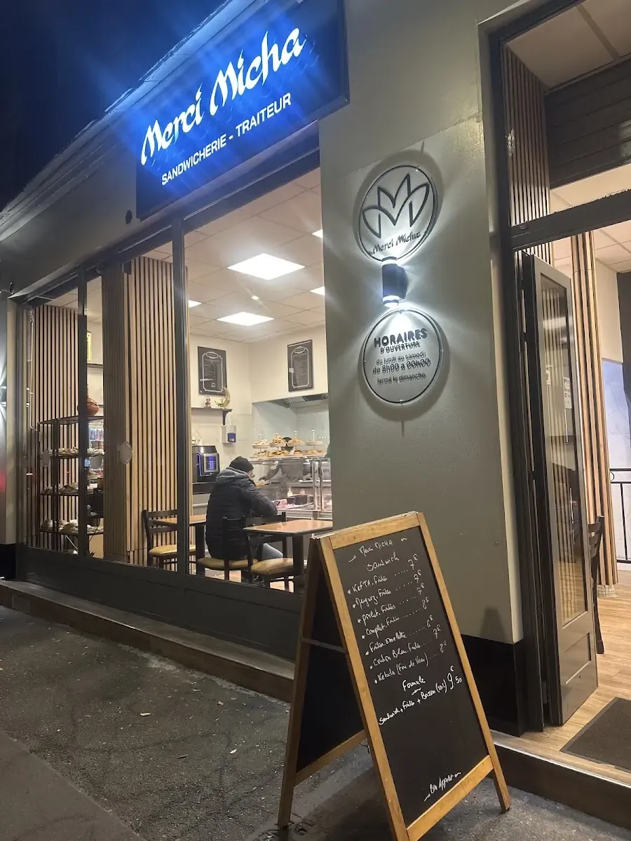 La devanture de Merci Micha rue Ordener : enseigne « Sandwicherie · Traiteur » et ardoise du jour sur le trottoir.