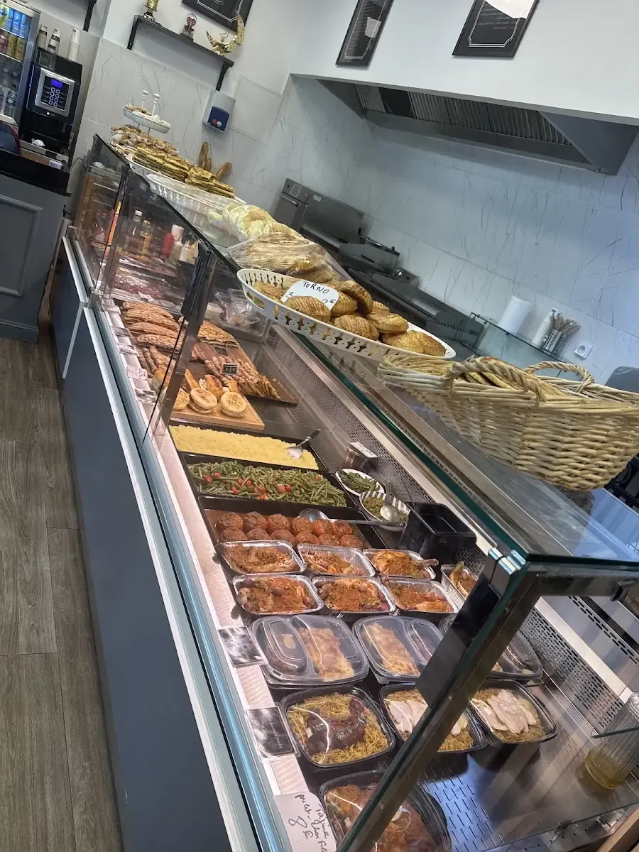 Le comptoir de pâtisseries : plateaux de gâteaux au miel et aux amandes.